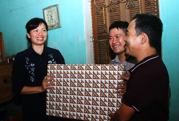 Tặng quà thân nhân Mẹ Việt Nam Anh hùng Phạm Thị Phước. Tặng quà người có công tại thị trấn Phố Lu.