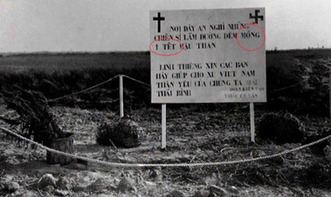 Tấm ảnh chụp mộ liệt sỹ hy sinh ngày mùng một Tết Mậu Thân 1968. Ảnh tư liệu Tấm ảnh chụp mộ liệt sỹ hy sinh ngày mùng một Tết Mậu Thân 1968. Ảnh tư liệu