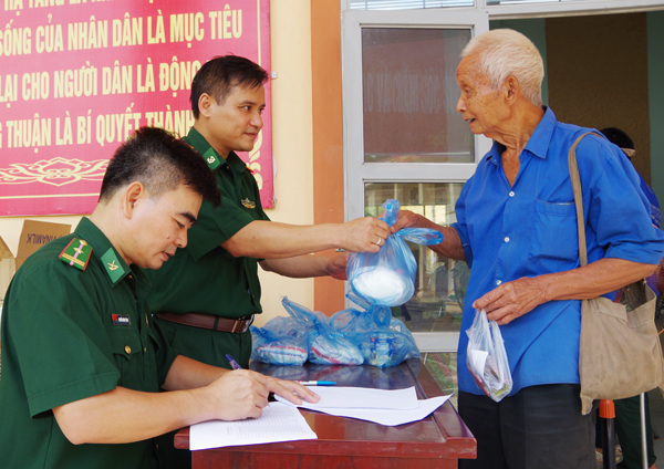 Đồn Biên phòng Bản Lầu tặng đường, sữa cán bộ lão thành.