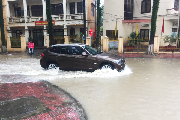Một tuyến phố ở phường Duyên Hải bị ngập sâu trong nước. Nhiều đoạn trên đường Hoàng Liên ngập nước gây khó khăn cho các phương tiện tham gia giao thông. Đường Nhạc Sơn (đoạn qua phường Kim Tân) ngập sâu trong nước. Bùn đất từ trên đồi tràn xuống phố Lê Thanh (đoạn qua phường Bắc Cường). Đoạn Quốc lộ 4E qua địa bàn phường Bắc Cường bị ngập sâu trong nước. Lực lượng cảnh sát giao thông có mặt kịp thời để đảm bảo an toàn giao thông trên Quốc lộ 4E (đoạn qua thành phố Lào Cai). Người dân phường Bắc Cường tham gia dọn bùn, đất, khơi thông hệ thống thoát nước.