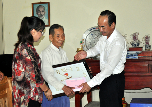 Thăm và tặng quà ông Vũ Ngọc Trưởng (sinh năm 1933, thương binh hạng 4/4, thôn 2, xã Bản Vược). Đồng chí Vũ Xuân Cường dâng hương Đài tưởng niệm liệt sỹ Mỏ đồng Sin Quyền. Dâng hương Nhà bia tưởng niệm các liệt sỹ Đồn Biên phòng A Mú Sung.