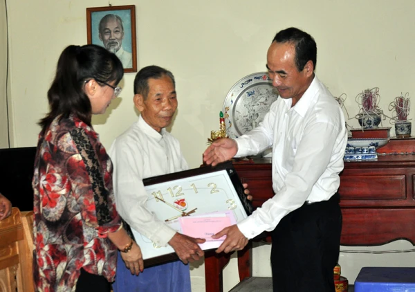 Thăm và tặng quà ông Vũ Ngọc Trưởng (sinh năm 1933, thương binh hạng 4/4, thôn 2, xã Bản Vược). Đồng chí Vũ Xuân Cường dâng hương Đài tưởng niệm liệt sỹ Mỏ đồng Sin Quyền. Dâng hương Nhà bia tưởng niệm các liệt sỹ Đồn Biên phòng A Mú Sung. Thăm và tặng quà ông Vũ Ngọc Trưởng (sinh năm 1933, thương binh hạng 4/4, thôn 2, xã Bản Vược). Đồng chí Vũ Xuân Cường dâng hương Đài tưởng niệm liệt sỹ Mỏ đồng Sin Quyền. Dâng hương Nhà bia tưởng niệm các liệt sỹ Đồn Biên phòng A Mú Sung.