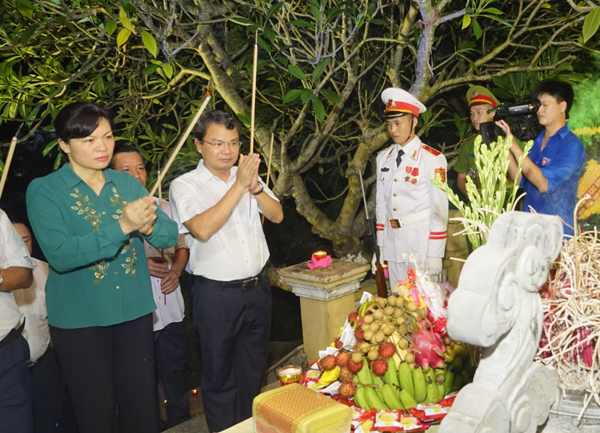 Dâng vòng hoa viếng Nghĩa trang liệt sỹ Lãnh đạo tỉnh dâng hương. Các cháu thiếu nhi thắp hương mộ liệt sỹ. Đoàn viên, thanh niên lực lượng vũ trang dâng hương. Các đoàn viên, thanh niên thắp hương tại mộ liệt sỹ. Dâng vòng hoa viếng Nghĩa trang liệt sỹ Lãnh đạo tỉnh dâng hương. Các cháu thiếu nhi thắp hương mộ liệt sỹ. Đoàn viên, thanh niên lực lượng vũ trang dâng hương. Các đoàn viên, thanh niên thắp hương tại mộ liệt sỹ.