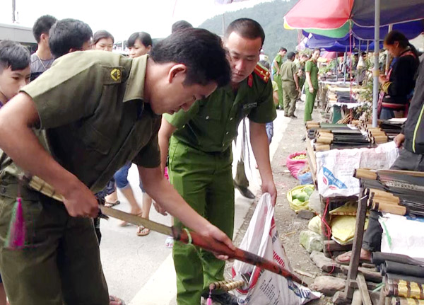 Kiểm tra dao bày bán tại khu vực Thác Bạc.