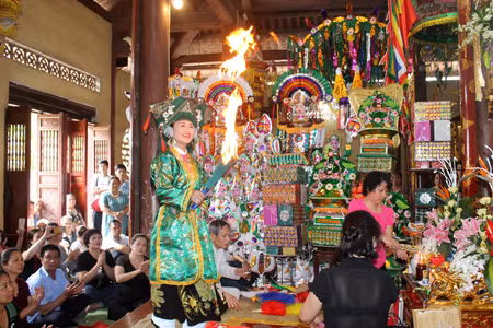 Hát văn hầu đồng tại đền Đông Cuông.