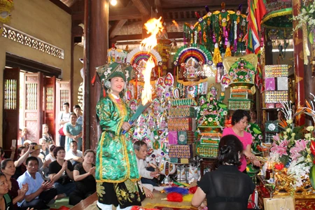 Hát văn hầu đồng tại đền Đông Cuông.