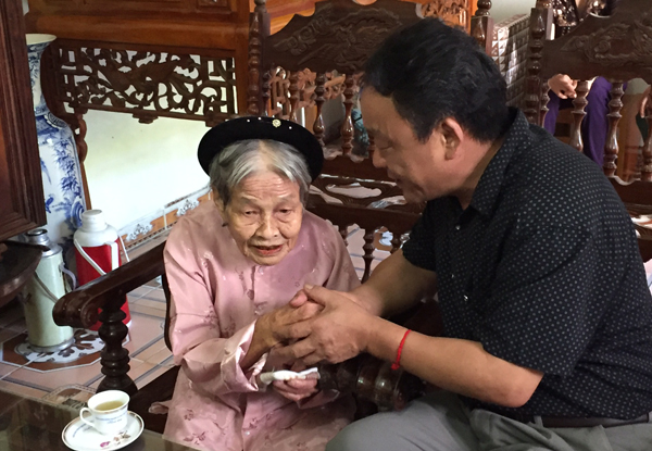 Đồng chí Giàng Mạnh Nhà thăm hỏi sức khỏe bà Trịnh Thị Long, mẹ liệt sỹ.