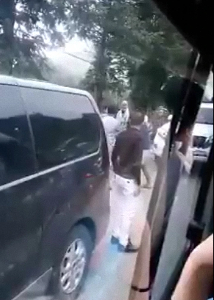 Ảnh cắt từ clip lan truyền trên mạng. Ảnh cắt từ clip lan truyền trên mạng.