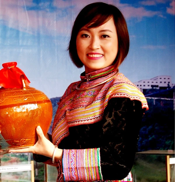 Rạng rỡ nụ cười thiếu nữ dân tộc Mông ảnh 2