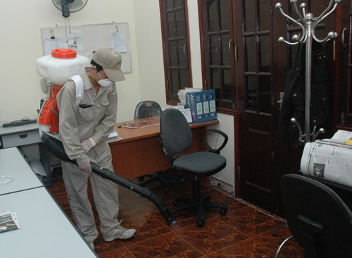 Việc phun hóa chất diệt muỗi tại nhà nếu không cẩn trọng sẽ gây ảnh hưởng đến sức khỏe.