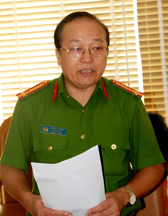 Đại tá Giàng Ly Pao, Phó giám đốc Công an tỉnh phát biểu tại hội nghị.