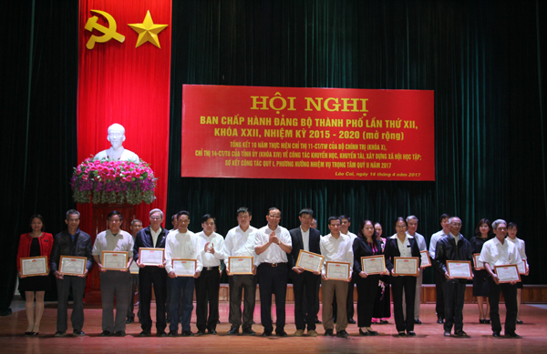 Trao Giấy khen của UBND thành phố Lào Cai cho các tập thể, cá nhân có thành tích trong công tác khuyến học, khuyến tài, xây dựng xã hội học tập.