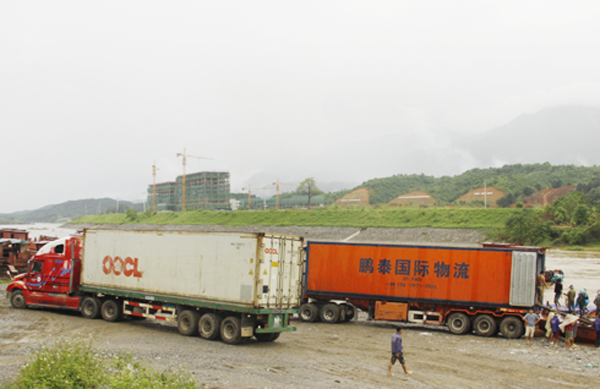 Thủ tục thông quan qua các cửa khẩu của Lào Cai được giải quyết nhanh gọn, không xảy ra tình trạng ùn tắc.