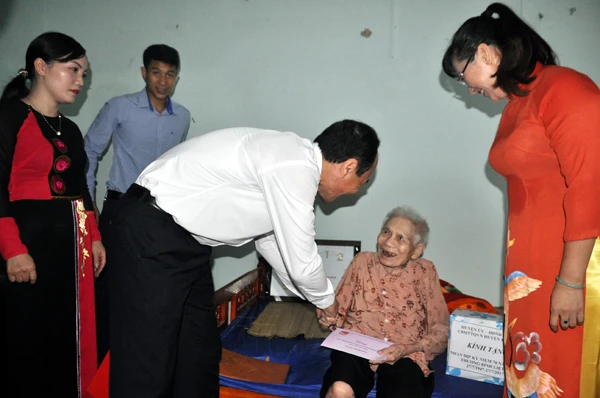 Thăm và tặng quà Mẹ Việt Nam Anh hùng Nguyễn Thị Xe, tổ 3, thị trấn Bát Xát. Thăm và tặng quà Mẹ Việt Nam Anh hùng Nguyễn Thị Xe, tổ 3, thị trấn Bát Xát.