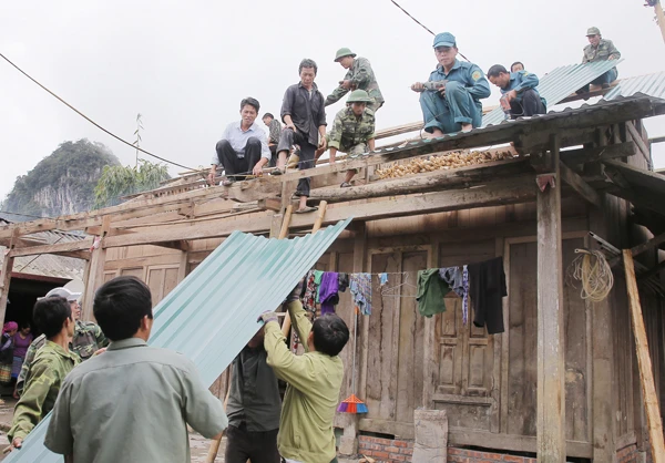 Người dân thôn Ngải Phóng Chồ giúp nhau dựng nhà.