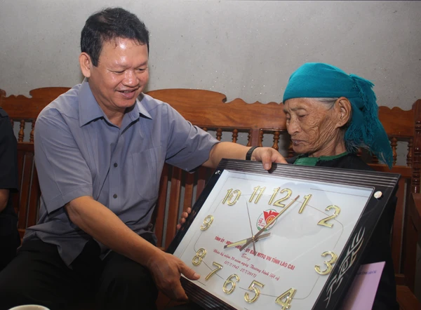 Bí thư Tỉnh ủy Nguyễn Văn Vịnh thăm hỏi, tặng quà bà Hoàng Mè Vàng (xã Lùng Vai), mẹ của liệt sỹ Hoàng Văn Đức.