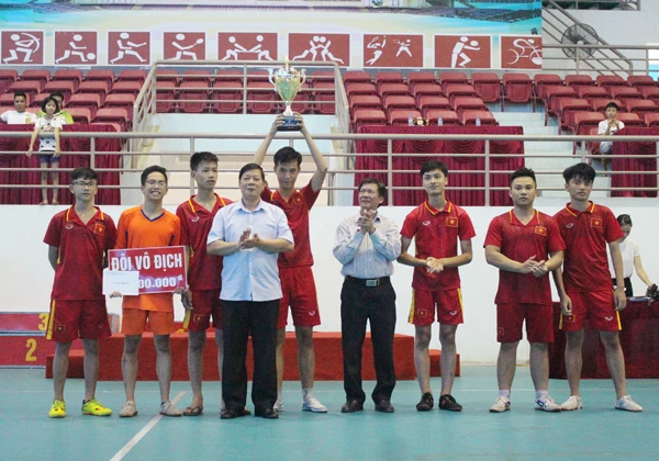 Ban tổ chức trao giải Nhất cho Câu lạc bộ Kim Tân. Ban tổ chức trao giải Nhất cho Câu lạc bộ Kim Tân.