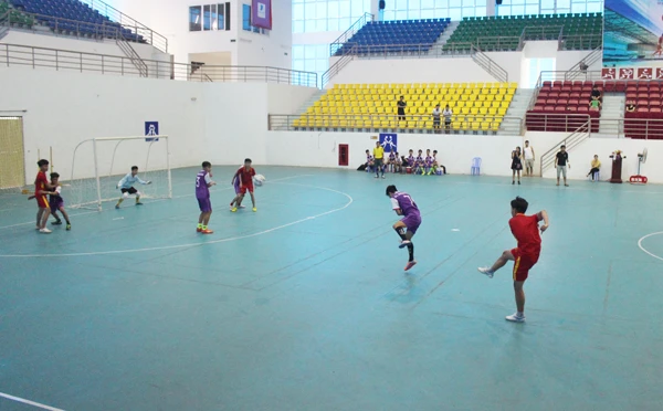 Câu lạc bộ Kim Tân (áo đỏ) áp đảo trong hiệp 1 của trận chung kết. Câu lạc bộ Kim Tân (áo đỏ) áp đảo trong hiệp 1 của trận chung kết.