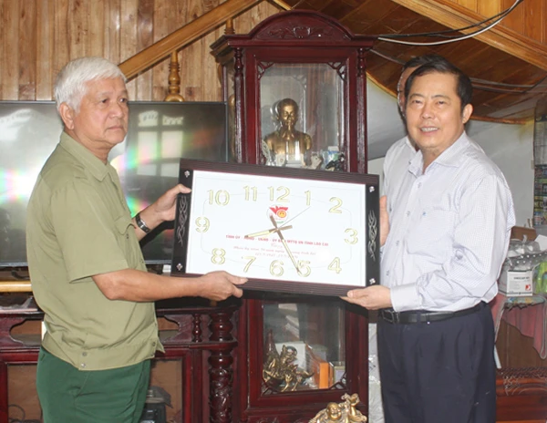 Phó Chủ tịch UBND tỉnh Nguyễn Thanh Dương thăm, tặng quà các gia đình chính sách tại Sa Pa ảnh 3