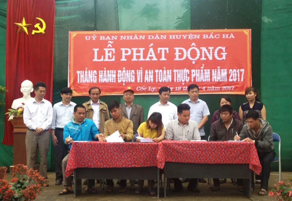 Đại diện các cơ sở sản xuất, kinh doanh thực phẩm ký cam kết đảm bảo an toàn thực phẩm.