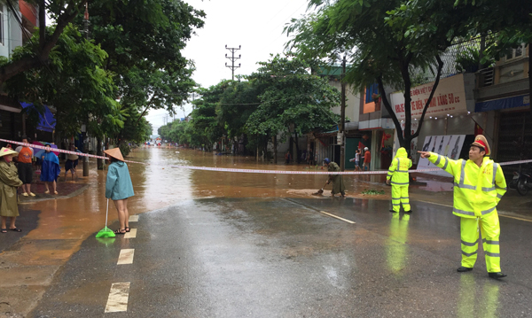 Một tuyến phố ở phường Duyên Hải bị ngập sâu trong nước. Nhiều đoạn trên đường Hoàng Liên ngập nước gây khó khăn cho các phương tiện tham gia giao thông. Đường Nhạc Sơn (đoạn qua phường Kim Tân) ngập sâu trong nước. Bùn đất từ trên đồi tràn xuống phố Lê Thanh (đoạn qua phường Bắc Cường). Đoạn Quốc lộ 4E qua địa bàn phường Bắc Cường bị ngập sâu trong nước. Lực lượng cảnh sát giao thông có mặt kịp thời để đảm bảo an toàn giao thông trên Quốc lộ 4E (đoạn qua thành phố Lào Cai). Người dân phường Bắc Cường tham gia dọn bùn, đất, khơi thông hệ thống thoát nước.