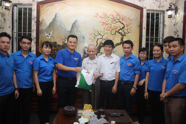 Tặng quà gia đình cán bộ tiền khởi nghĩa Hoàng Lộc, tổ 24, phường Kim Tân (thành phố Lào Cai). Tặng quà gia đình cán bộ tiền khởi nghĩa Hoàng Lộc, tổ 24, phường Kim Tân (thành phố Lào Cai).