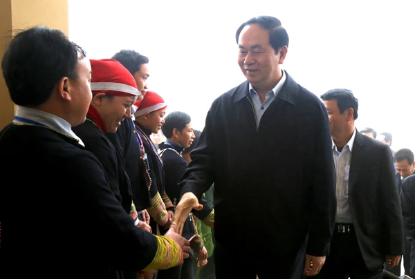 Chủ tịch nước tặng quà hộ đồng bào dân tộc thiểu số thuộc diện nghèo ở xã Gia Phú, Bảo Thắng. Thăm hỏi và tặng quà đồng bào dân tộc thiểu số xã Bản Khoang, Sa Pa. Chủ tịch nước Trần Đại Quang và lãnh đạo tỉnh Lào Cai chụp ảnh lưu niệm trên đỉnh Fansipan. Trồng cây lưu niệm tại Ga đi cáp treo Fansipan. Đoàn công tác thăm Cửa khẩu đường bộ số II Kim Thành. Chủ tịch nước làm việc với lực lượng liên ngành tại Cửa khẩu đường bộ số II Kim Thành.