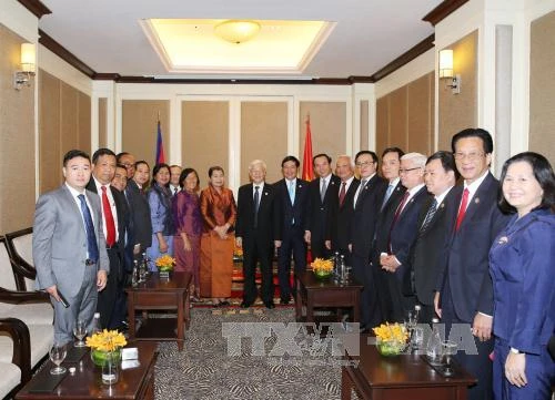 Tổng Bí thư Nguyễn Phú với các đại biểu. Tổng Bí thư Nguyễn Phú với các đại biểu.