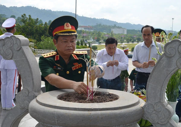 Phó Chủ tịch Quốc hội Đỗ Bá Tỵ dâng hương tưởng niệm các Anh hùng liệt sĩ. Phó Chủ tịch Quốc hội Đỗ Bá Tỵ dâng hương tưởng niệm các Anh hùng liệt sĩ.