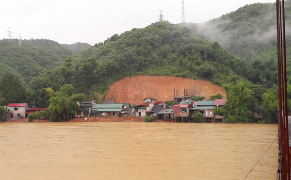 Nhiều nhà dân xã Long Khánh (Bảo Yên) bị nước lũ trên sông Chảy tràn vào. Nhiều nhà dân xã Long Khánh (Bảo Yên) bị nước lũ trên sông Chảy tràn vào.