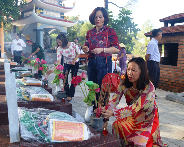 Thắp hương khu mộ liệt sỹ tỉnh Lào Cai tại Nghĩa trang Liệt sỹ Quốc gia Trường Sơn.