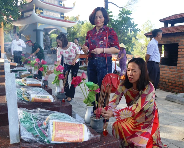 Thắp hương khu mộ liệt sỹ tỉnh Lào Cai tại Nghĩa trang Liệt sỹ Quốc gia Trường Sơn. Thắp hương khu mộ liệt sỹ tỉnh Lào Cai tại Nghĩa trang Liệt sỹ Quốc gia Trường Sơn.