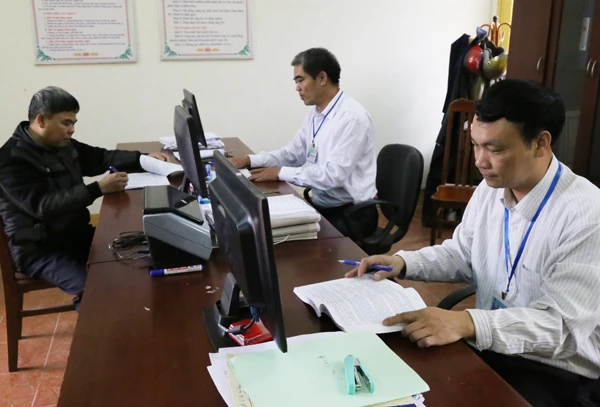 Cán bộ ngành thuế hướng dẫn người dân kê khai, nộp thuế điện tử. Cán bộ ngành thuế hướng dẫn người dân kê khai, nộp thuế điện tử.