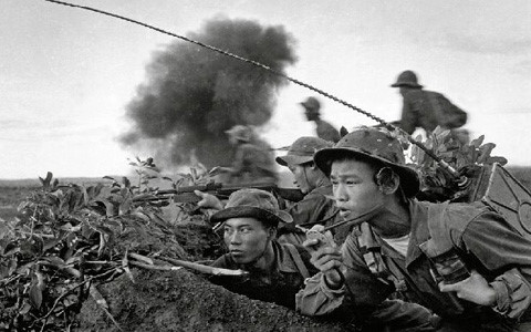 Nhóm chiến sĩ thông tin trong mũi tấn công của quân giải phóng tại chiến trường Quảng Trị (ảnh: Đoàn Công Tính 1970). Nhóm chiến sĩ thông tin trong mũi tấn công của quân giải phóng tại chiến trường Quảng Trị (ảnh: Đoàn Công Tính 1970).