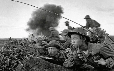 Nhóm chiến sĩ thông tin trong mũi tấn công của quân giải phóng tại chiến trường Quảng Trị (ảnh: Đoàn Công Tính 1970).