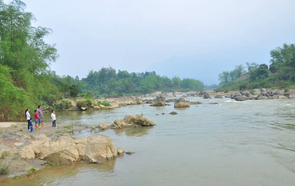 Suối Ngòi Bo có phong cảnh thơ mộng.