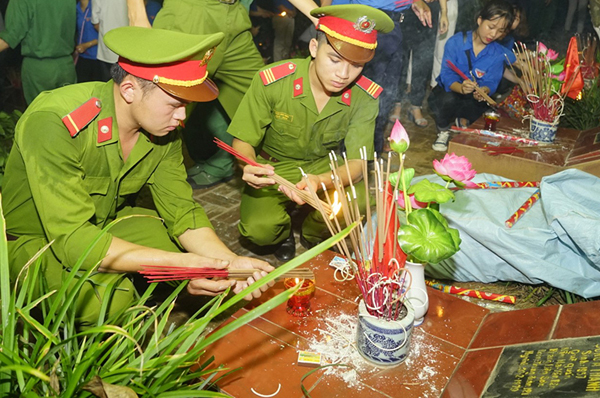 Dâng vòng hoa viếng Nghĩa trang liệt sỹ Lãnh đạo tỉnh dâng hương. Các cháu thiếu nhi thắp hương mộ liệt sỹ. Đoàn viên, thanh niên lực lượng vũ trang dâng hương. Các đoàn viên, thanh niên thắp hương tại mộ liệt sỹ. Dâng vòng hoa viếng Nghĩa trang liệt sỹ Lãnh đạo tỉnh dâng hương. Các cháu thiếu nhi thắp hương mộ liệt sỹ. Đoàn viên, thanh niên lực lượng vũ trang dâng hương. Các đoàn viên, thanh niên thắp hương tại mộ liệt sỹ.
