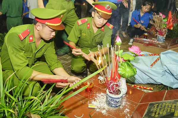 Dâng vòng hoa viếng Nghĩa trang liệt sỹ Lãnh đạo tỉnh dâng hương. Các cháu thiếu nhi thắp hương mộ liệt sỹ. Đoàn viên, thanh niên lực lượng vũ trang dâng hương. Các đoàn viên, thanh niên thắp hương tại mộ liệt sỹ.