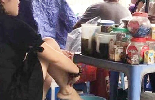 Hình ảnh cô gái cho chân vào xô nước được xác định là dàn dựng.