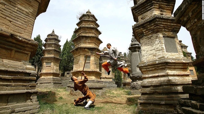 Nằm trên núi Tùng Sơn, tỉnh Hà Nam, Trung Quốc, Thiếu Lâm Tự được xem quê hương của võ thuật Trung Hoa. Trước đây, chùa Thiếu Lâm là điểm đến linh thiêng bậc nhất, nhưng hiện mở cửa cho du khách đến tìm hiểu và tham quan. Du khách tới núi Tùng Sơn có thể chứng kiến những màn kungfu thực sự, với điều kiện hãy kiên nhẫn khám phá, thay vì chờ đợi những màn biểu diễn võ thuật “như trên phim”. Trong ảnh là hai đệ tử luyện tập võ thuật tại khuôn viên chùa Thiếu Lâm. Đây là ngôi chùa nổi tiếng thế giới có mối liên hệ giữa Phật giáo và võ thuật. Hàng năm có rất nhiều đệ tử ngoại quốc xin quy y và theo học tại Thiếu Lâm Tự. Xung quanh chùa Thiếu Lâm có hàng chục trường học đào tạo võ thuật, trong đó Tagou Wushu Thiếu Lâm là lớn nhất. Trường Tagou Wushu Thiếu Lâm có tới hơn 35.000 học viên, cho phép họ tự do lựa chọn các khóa học ngắn hạn và bộ môn võ yêu thích. Núi Võ Đang hay còn gọi là Thái Hòa, nằm ở thành phố Thập Yển, tỉnh Hồ Bắc, Trung Quốc. Nơi đây còn được biết đến với danh xưng Thiên Hạ Đệ Nhất Sơn, một trong những cái nôi võ thuật với Thái Cực quyền và Bát Quái chưởng phát triển từ thế kỷ 13. Trong tiểu thuyết Ỷ thiên đồ long ký của Kim Dung, người sáng lập ra môn phái Võ Đang là Sư tổ Trương Tam Phong. Ông là người đưa Võ Đang trở thành một trong những môn phái võ thuật danh tiếng nhất Trung Quốc. Chính vì thế, câu nói “Bắc tôn Thiếu Lâm, Nam sùng Võ Đang” vẫn còn được lưu truyền đến ngày nay. Tuy nhiên, nhiều tài liệu nghiên cứu cho rằng Thái Cực quyền ngày nay thực chất bắt nguồn từ làng Chen, tỉnh Hà Nam, Trung Quốc. Du khách đi dạo trong làng có thể bắt gặp người luyện Thái cực quyền ở khắp mọi nơi. Nam Thiếu Lâm, hay còn gọi Thiếu Lâm Nam phái chỉ tất cả phái võ thuộc miền Nam Trung Hoa có nguồn gốc từ chùa Nam Thiếu Lâm ở tỉnh Phúc Kiến, Trung Quốc. Do địa hình sông ngòi dày đặc và giáp biển nên người dân các tỉnh miền Nam thường sử dụng thuyền làm phương tiện di chuyển, đòi hỏi mã bộ vững vàng cùng động tác nhanh, mạnh. Luyện tập trên mặt nước là một phần trong các bài tập của võ sư Nam Thiếu Lâm.