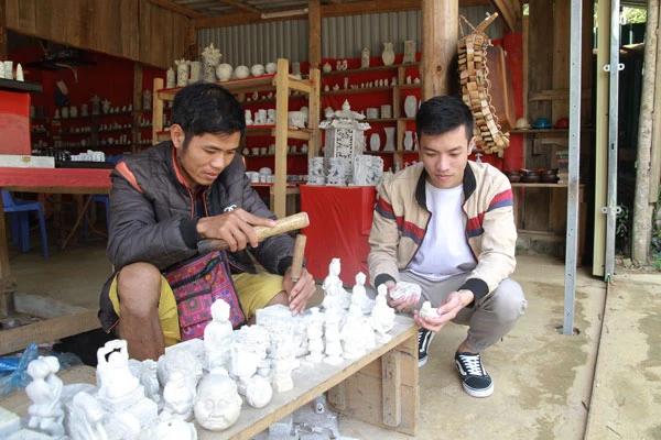 Sản phẩm lưu niệm bằng đá được nhiều du khách lựa chọn.