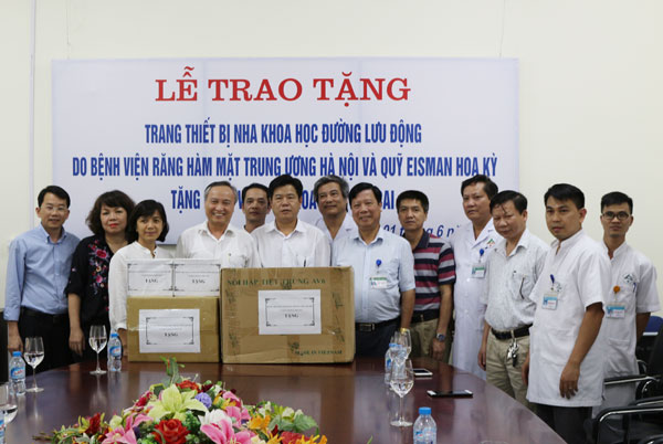 Tặng các trang, thiết bị nha khoa học đường lưu động cho Bệnh viện Đa khoa tỉnh.