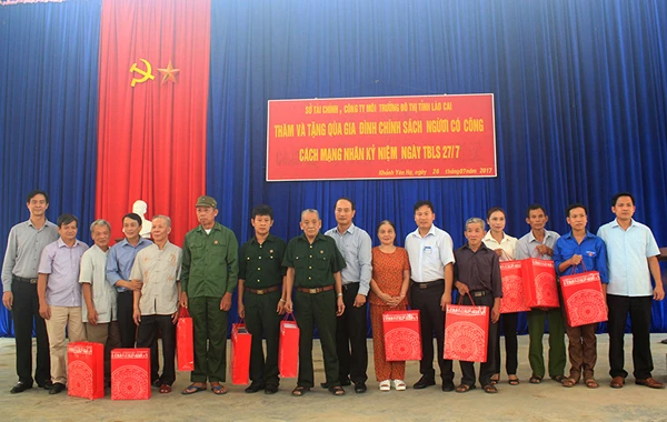 Đoàn công tác tặng quà đại diện các gia đình chính sách. Đoàn công tác tặng quà đại diện các gia đình chính sách.