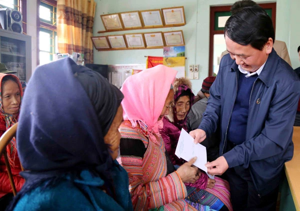 Đồng chí Hầu A Lềnh tặng quà các gia đình chính sách xã Nậm Chảy.