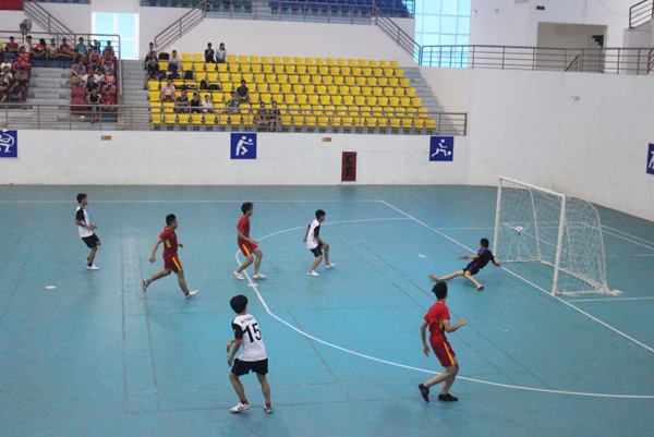 Pha ghi bàn đẹp mắt của Đội Doanh nghiệp Thành Lộc (áo trắng) vào lưới Đội Kim Tân.