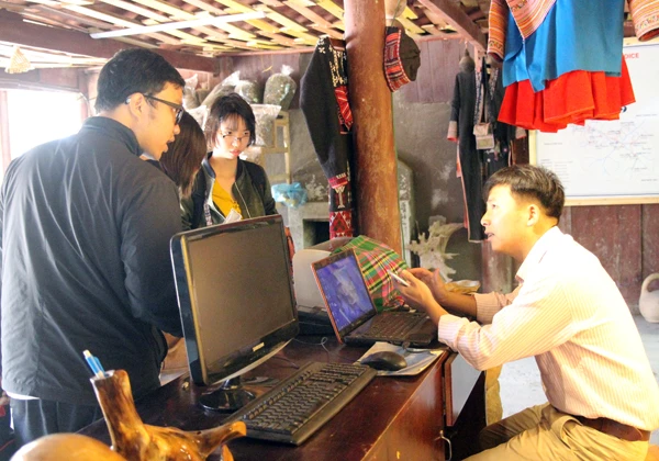 Du khách nhận phòng tại homestay ở xã Tả Phìn.