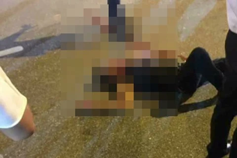 Người bị đâm trọng thương đã nhanh chóng được lực lượng Công an đưa đi cấp cứu.