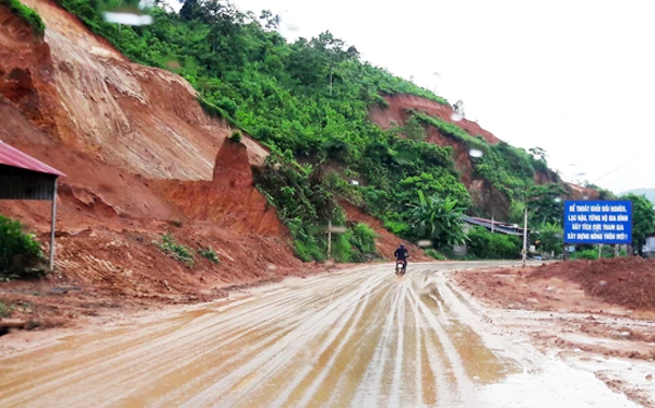 Một điểm sạt lở lớn trên Tỉnh lộ 153. Một điểm sạt lở lớn trên Tỉnh lộ 153.