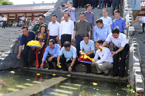 Đoàn đại biểu tỉnh Lào Cai viếng Nghĩa trang liệt sỹ quốc gia Trường Sơn ảnh 6