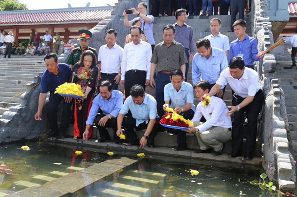 Đoàn đại biểu tỉnh Lào Cai viếng Nghĩa trang liệt sỹ quốc gia Trường Sơn ảnh 6